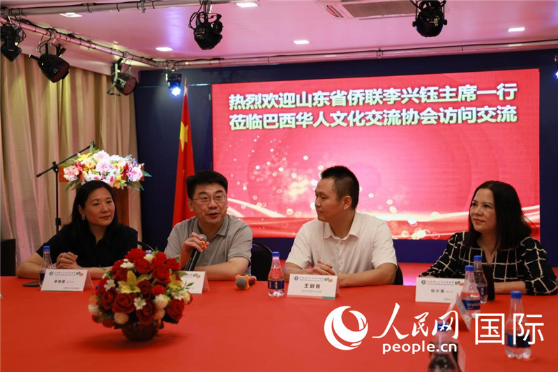 山東省僑聯(lián)主席李興鈺（左二）和與會(huì)僑領(lǐng)座談。人民網(wǎng)記者宋亦然攝