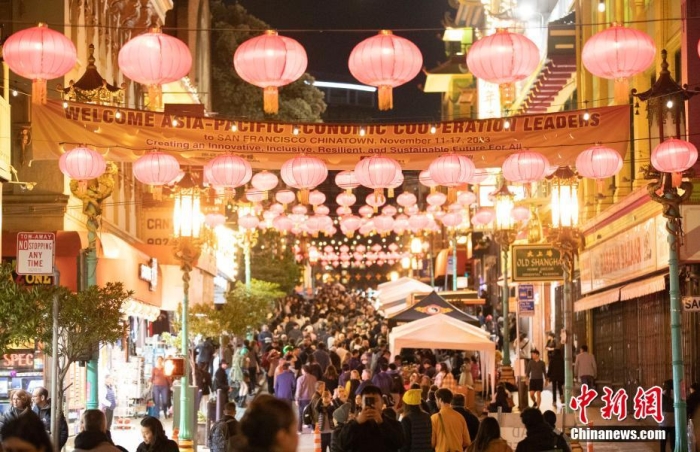 當(dāng)?shù)貢r(shí)間11月10日，美國舊金山唐人街夜市人頭攢動。亞太經(jīng)合組織(APEC)第三十次領(lǐng)導(dǎo)人非正式會議將在舊金山舉行，當(dāng)?shù)靥迫私钟?jì)劃舉辦包括夜市在內(nèi)的多場活動，以吸引與會者、游客和市民的光顧。<a target='_blank' href='/'><p  align=