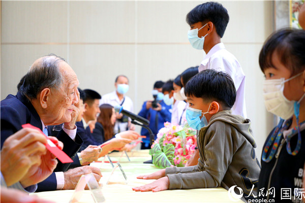 圖為獎助學(xué)金頒發(fā)現(xiàn)場。人民網(wǎng)記者 白元琪攝