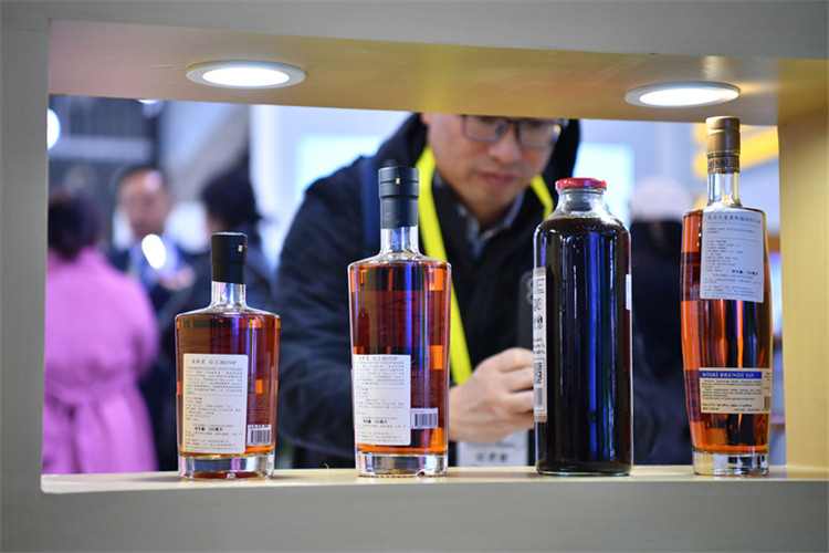 11月16日，觀眾在第七屆絲博會上參觀阿塞拜疆展位上的酒水產(chǎn)品。新華社記者 邵瑞 攝
