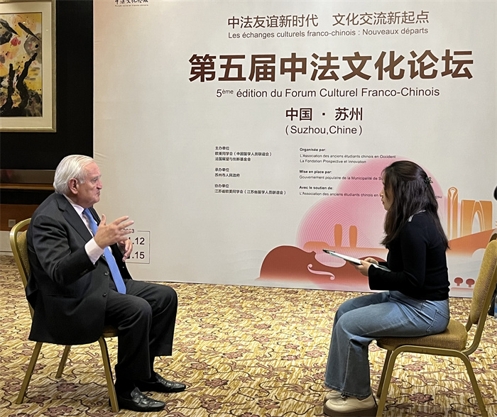 法國前總理、法國展望與創(chuàng)新基金會主席讓-皮埃爾·拉法蘭接受人民網(wǎng)的采訪。（國際在線供圖）