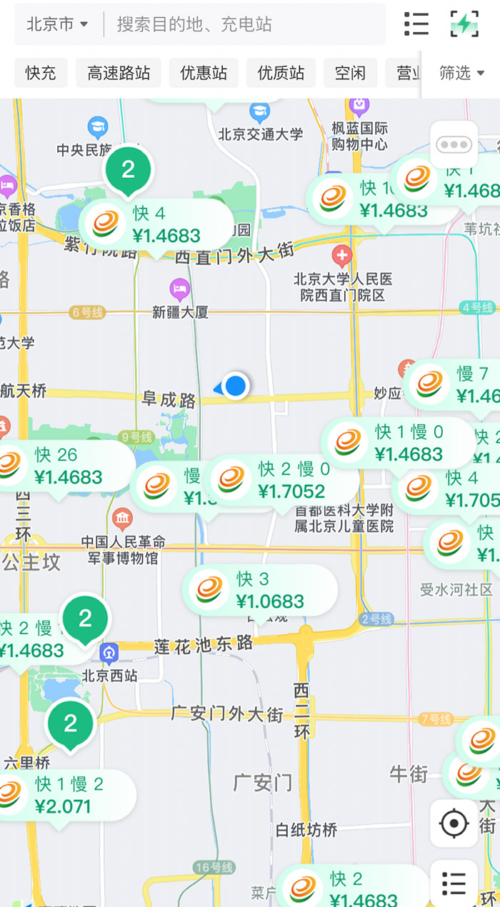 中新財經(jīng)查詢相關(guān)充電APP發(fā)現(xiàn)，電價平峰時段，快充樁的價格普遍在1.4元度左右。