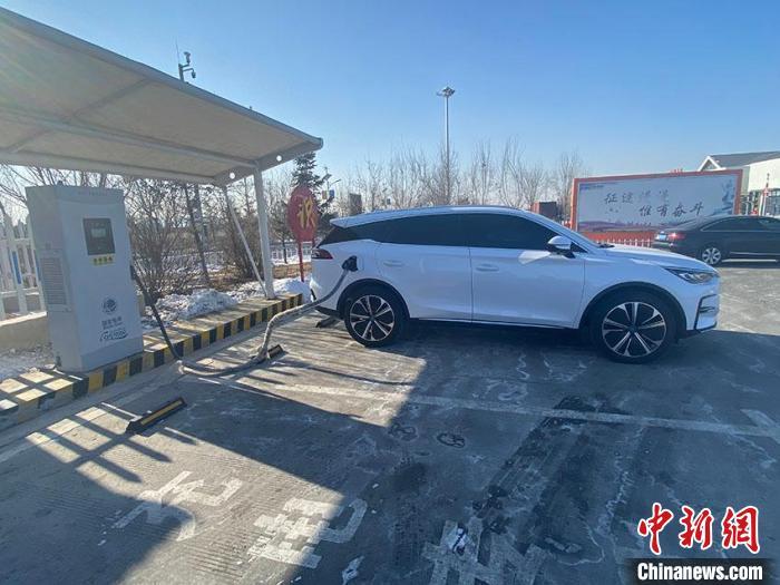 資料圖：新能源汽車正在充電?！±畹?攝