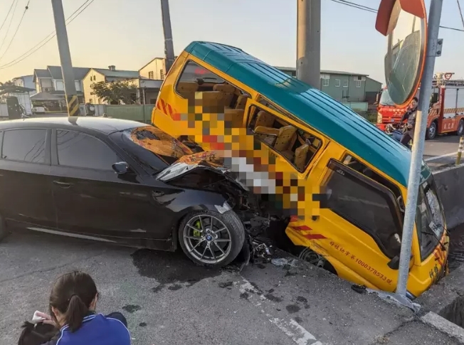 托兒所校車被轎車從側(cè)邊撞上，車體嚴(yán)重毀損。圖片來源：臺(tái)灣《聯(lián)合報(bào)》民眾供圖