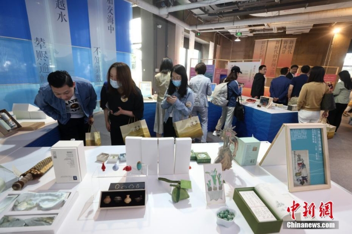 9月28日，“一帶一路，文明之橋”圖書文創(chuàng)展在北京圖書大廈開幕，圖為觀眾參觀展覽。<a target='_blank' href='/'><p  align=