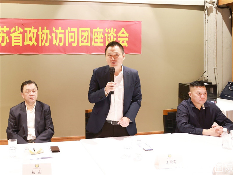 中國(guó)駐里約總領(lǐng)館副總領(lǐng)事王尉育（中）在座談會(huì)上致辭。人民網(wǎng)記者 陳海琪攝