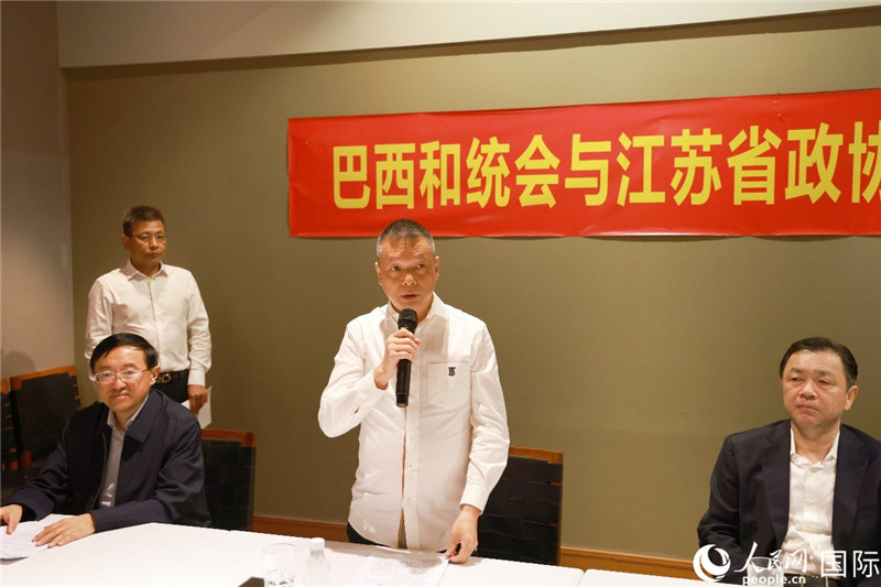 巴西和統(tǒng)會(huì)會(huì)長(zhǎng)王俊曉（中）在座談會(huì)上致辭。人民網(wǎng)記者 陳海琪攝