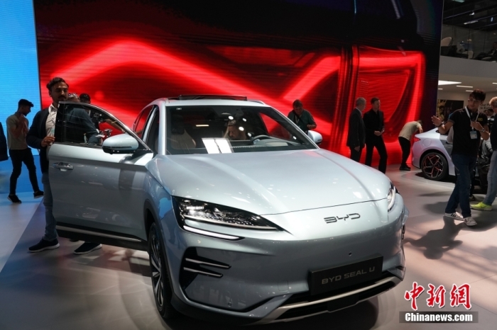 2023年德國(guó)國(guó)際汽車及智慧出行博覽會(huì)(IAA mobility)(亦簡(jiǎn)稱慕尼黑國(guó)際車展)將于9月5日正式開幕。在9月4日舉行的媒體日，記者看到諸品牌紛紛攜“拳頭”產(chǎn)品亮相。圖為當(dāng)日比亞迪SEAL U在歐洲首秀。<a target='_blank' href='/'><p  align=