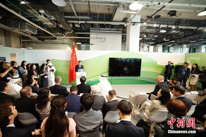 當(dāng)?shù)貢r(shí)間11月30日，《聯(lián)合國(guó)氣候變化框架公約》第28次締約方大會(huì)(COP28)中國(guó)角開(kāi)幕式暨“生態(tài)文明與美麗中國(guó)實(shí)踐”邊會(huì)在迪拜舉行。圖為中國(guó)生態(tài)環(huán)境部部長(zhǎng)黃潤(rùn)秋在邊會(huì)上發(fā)表致辭。<a target='_blank' href='/' _fcksavedurl='/'><p  align=