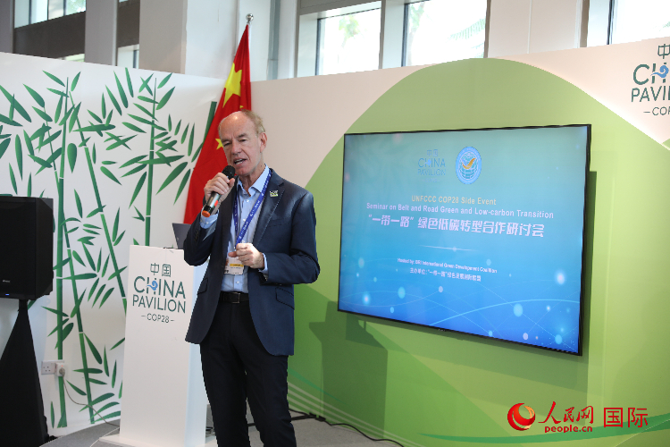 綠色聯(lián)盟聯(lián)合主席、世界自然基金會國際特使蘭博蒂尼在“一帶一路”綠色低碳轉(zhuǎn)型合作研討會上發(fā)言。人民網(wǎng)記者 張志文攝