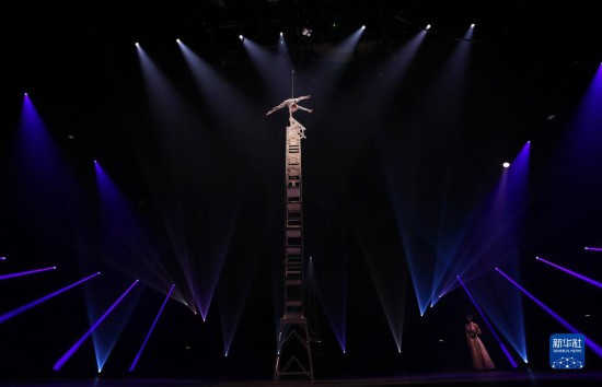 12月8日，演員在法國巴黎舉行的中國雜技“奇妙之夜”演出上表演《高椅》。新華社記者 高靜 攝