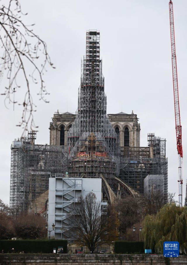 這是12月8日在法國巴黎拍攝的修復中的巴黎圣母院。新華社記者 高靜 攝