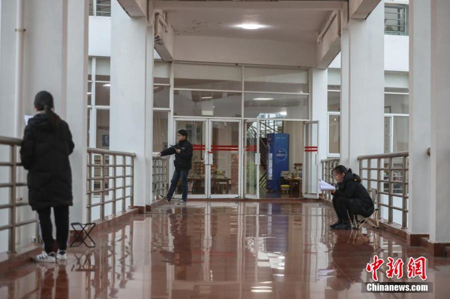 資料圖：幾位考研學(xué)生在南昌大學(xué)教學(xué)樓的天橋上復(fù)習(xí)備考。劉力鑫 攝