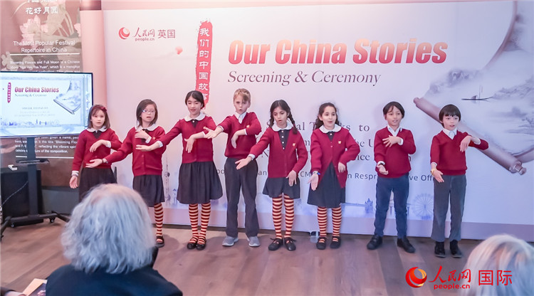 肯辛頓韋德預備學校小學生表演。人民網(wǎng) 郭錦標攝