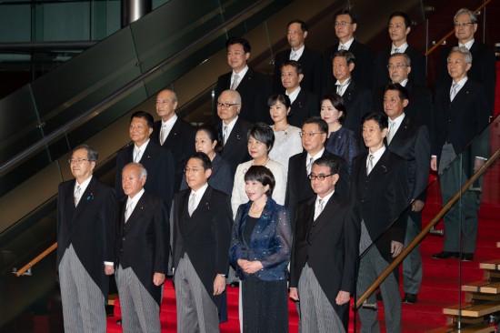 9月13日，日本首相岸田文雄（前排中）在東京的首相官邸率閣僚合影。新華社記者張笑宇攝