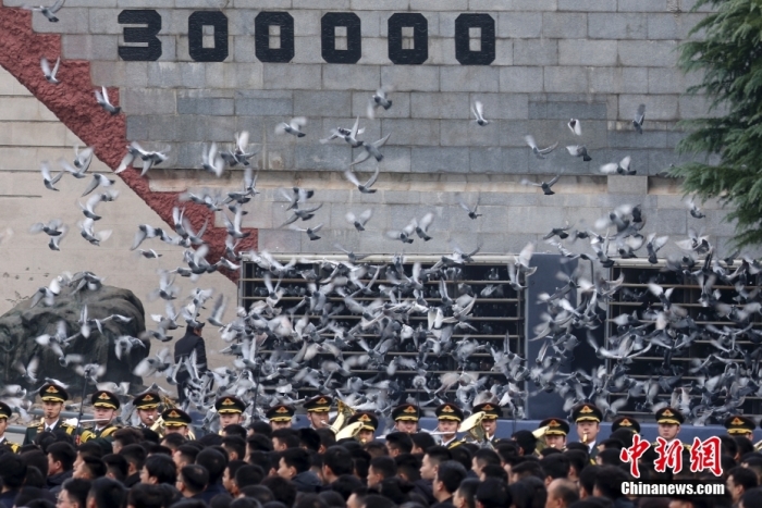12月13日是第十個南京大屠殺死難者國家公祭日。當(dāng)天上午，南京大屠殺死難者國家公祭儀式在侵華日軍南京大屠殺遇難同胞紀(jì)念館舉行。圖為國家公祭儀式現(xiàn)場。<a target='_blank' href='/'><p  align=
