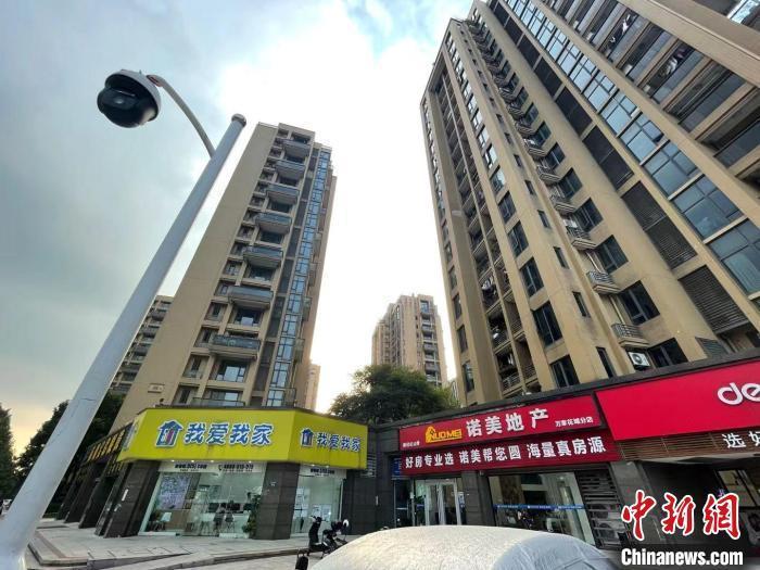 多家房地產(chǎn)中介。 蘇婷 攝