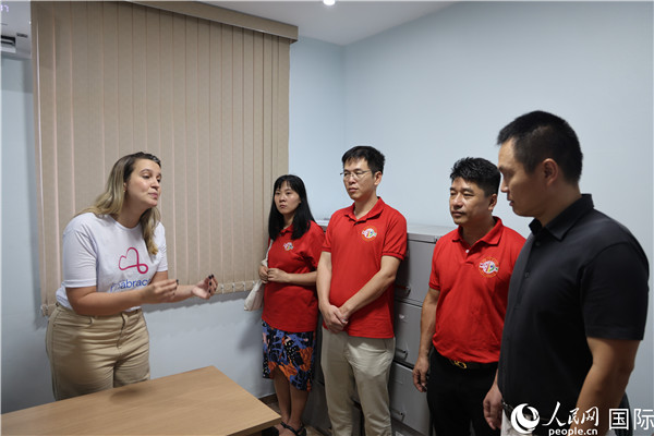 王尉育等人參觀并了解協(xié)會活動場所及設施。人民網(wǎng)記者 時元皓攝