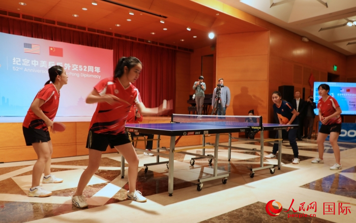 來自北京大學、美國弗吉尼亞大學的中美青年乒乓球運動員進行表演賽。人民網(wǎng)記者 李志偉攝