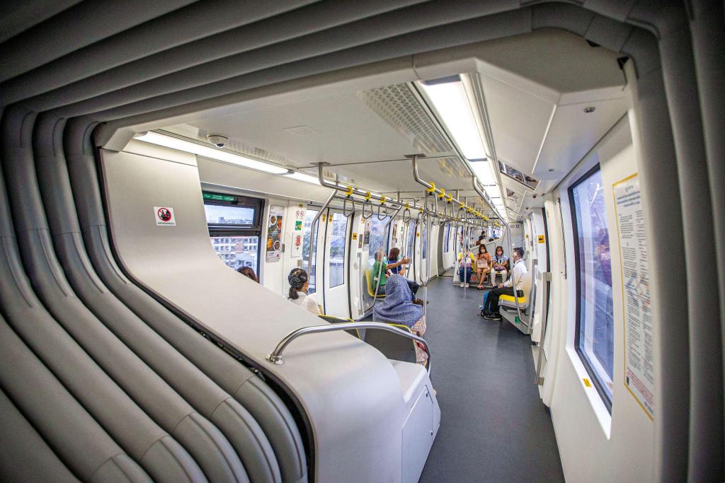 9月14日，乘客在泰國曼谷搭乘“黃線”列車。泰國曼谷是世界著名旅游目的地之一，當地人把這座城市的高架軌道交通系統稱為“曼谷天鐵”。2023年下半年，由位于安徽蕪湖的中車浦鎮(zhèn)阿爾斯通運輸系統公司生產并提供的單軌道列車“天鐵黃線”在曼谷正式運營，11月同樣由該公司生產并提供列車的“天鐵粉線”也在曼谷開始試運行?！爸袊窃臁睆闹袊徍淼教﹪?，讓曼谷近郊與市中心的連接更為緊密，豐富城市面貌的同時，也為當地發(fā)展注入新活力。（新華社記者王騰攝）