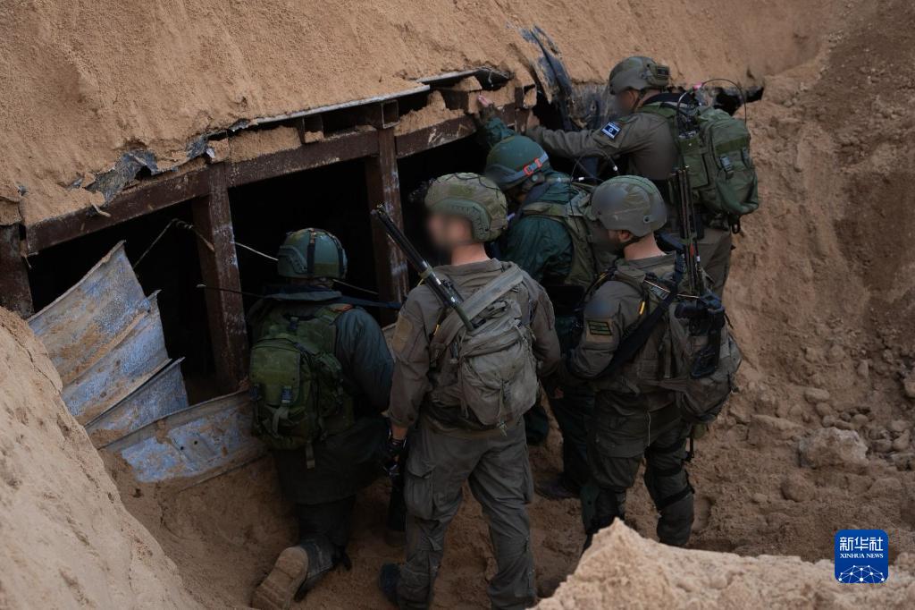 這張以色列國防軍12月17日發(fā)布的照片顯示，以軍地面部隊在加沙地帶發(fā)現(xiàn)一處大型地下隧道。新華社發(fā)