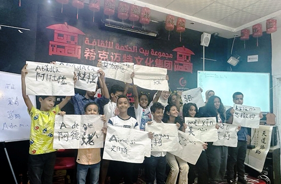 學(xué)著用中文書(shū)寫(xiě)自己姓名的埃及兒童們。埃及?？诉~特文化集團(tuán)供圖
