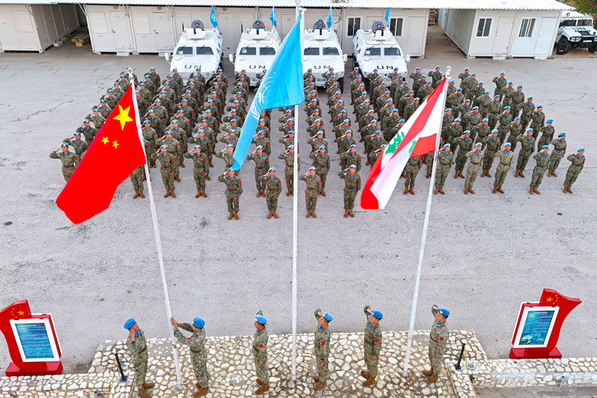 1月1日，中國(guó)第22批赴黎巴嫩維和官兵們舉行升旗儀式。胡光明攝