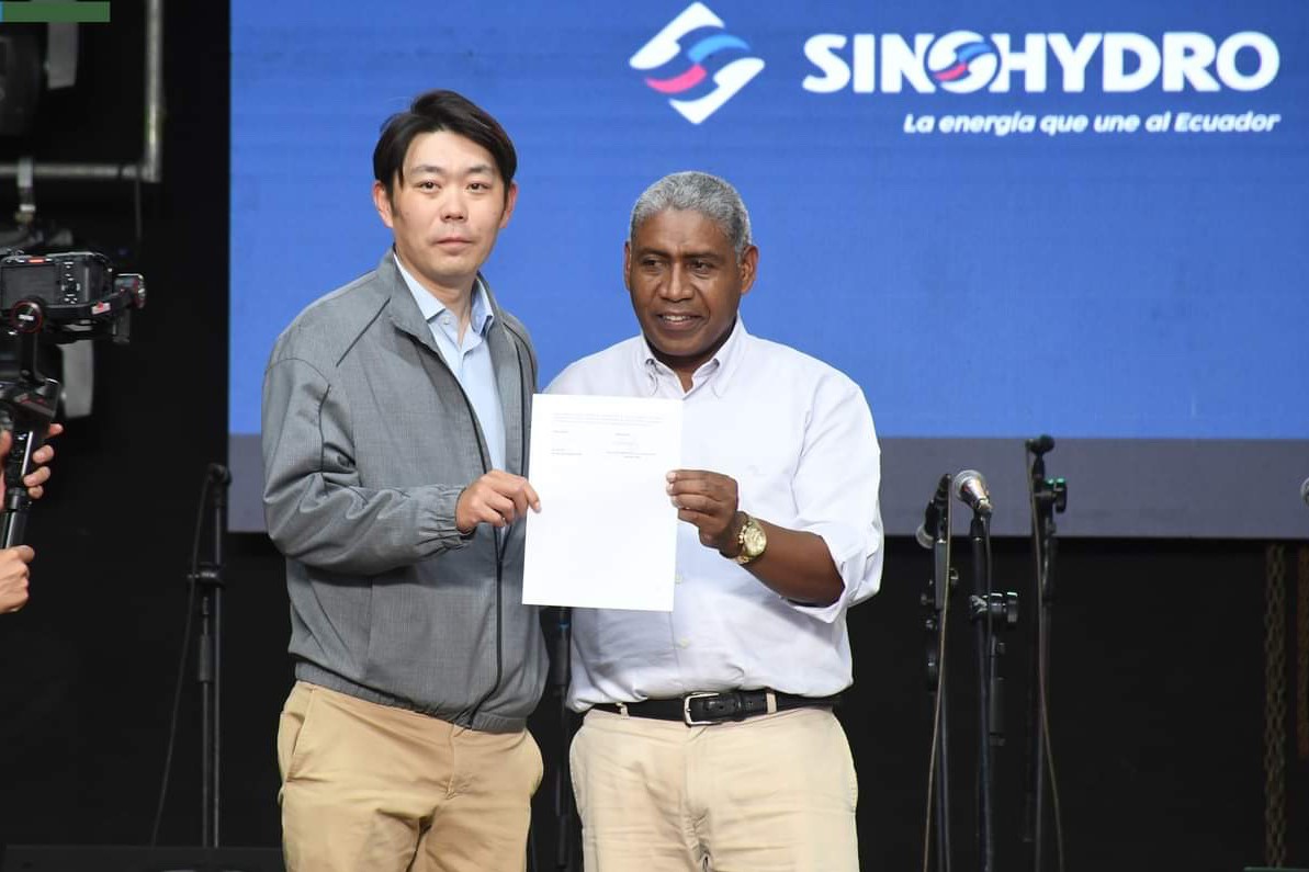 中國電建厄瓜多爾國別代表白納（左）代表中國電建向厄瓜多爾埃爾查科市康復(fù)中心捐贈了一批康復(fù)器材，埃爾查科市市長奧斯卡·德拉克魯斯·卡瓦蒂霍（右）對中國企業(yè)的善舉表示感謝。中國電建厄瓜多爾代表處供圖