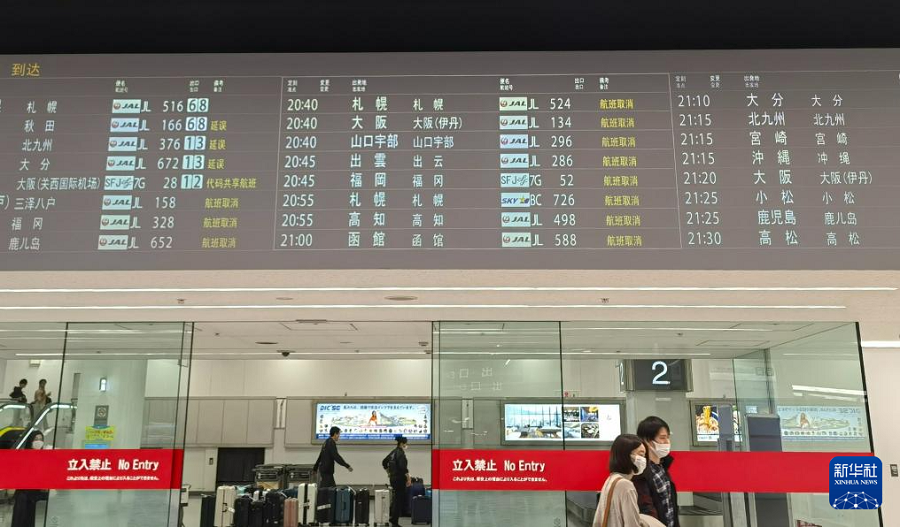 1月2日，在日本東京羽田機(jī)場，受兩機(jī)碰撞起火事故影響，日本國內(nèi)航班大范圍延誤或取消。新華社記者 胡曉格 攝