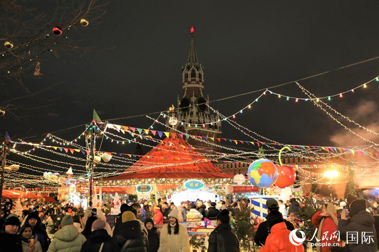 位于莫斯科紅場中央的“古姆”新年集市。人民網(wǎng)記者 隋鑫攝