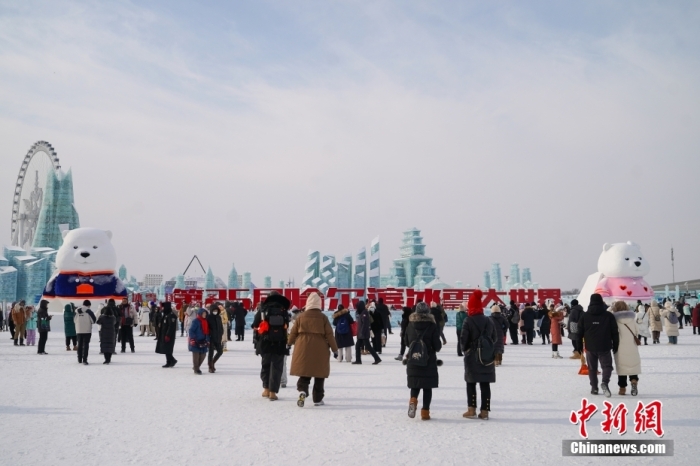 1月4日，第25屆哈爾濱冰雪大世界內(nèi)的冰雕吸引游客觀看。白天的冰雪大世界，游客仿佛置身現(xiàn)實(shí)版“冰雪奇緣”。<a target='_blank' href='/'><p  align=