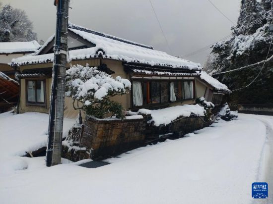 這是1月8日拍攝的日本能登半島地震災(zāi)區(qū)珠洲市的街景。