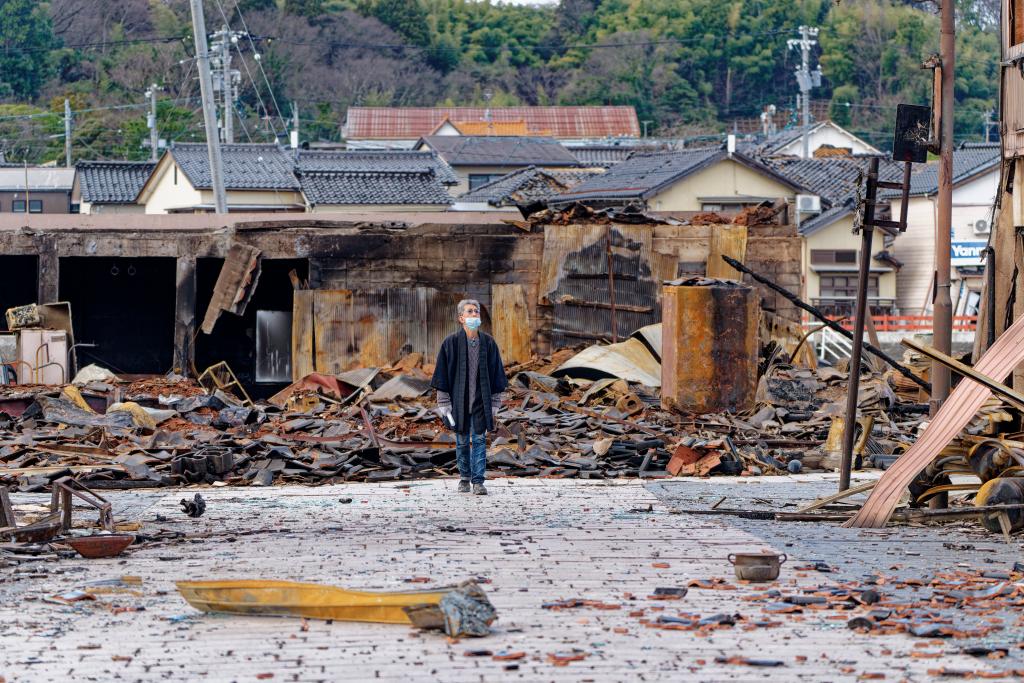 1月4日，一名市民查看日本石川縣輪島市“輪島早市”廢墟。新華社記者張笑宇攝
