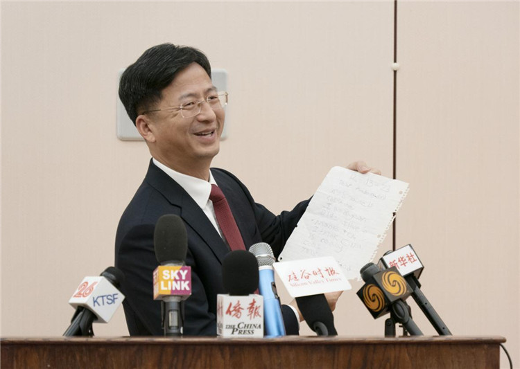 張建敏總領(lǐng)事向媒體展示領(lǐng)區(qū)小學(xué)生來(lái)信。中國(guó)駐舊金山總領(lǐng)館供圖