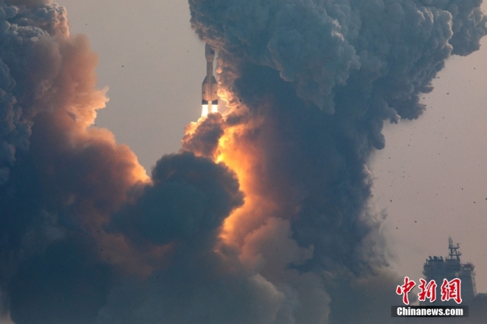 北京時間1月11日13時30分，引力一號遙一運載火箭由太原衛(wèi)星發(fā)射中心在山東海陽附近海域點火升空，將云遙一號18～20星3顆衛(wèi)星送入預(yù)定軌道，飛行試驗任務(wù)獲得圓滿成功。這是引力一號火箭首次飛行，創(chuàng)造全球最大固體運載火箭、中國運力最大民商火箭紀(jì)錄。圖/太原衛(wèi)星發(fā)射中心