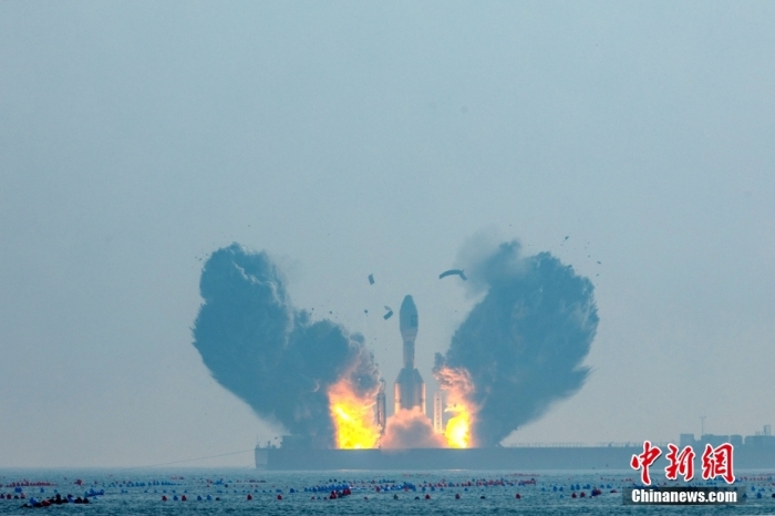 北京時間1月11日13時30分，引力一號遙一運載火箭由太原衛(wèi)星發(fā)射中心在山東海陽附近海域點火升空，將云遙一號18～20星3顆衛(wèi)星送入預(yù)定軌道，飛行試驗任務(wù)獲得圓滿成功。這是引力一號火箭首次飛行，創(chuàng)造全球最大固體運載火箭、中國運力最大民商火箭紀(jì)錄。圖/太原衛(wèi)星發(fā)射中心