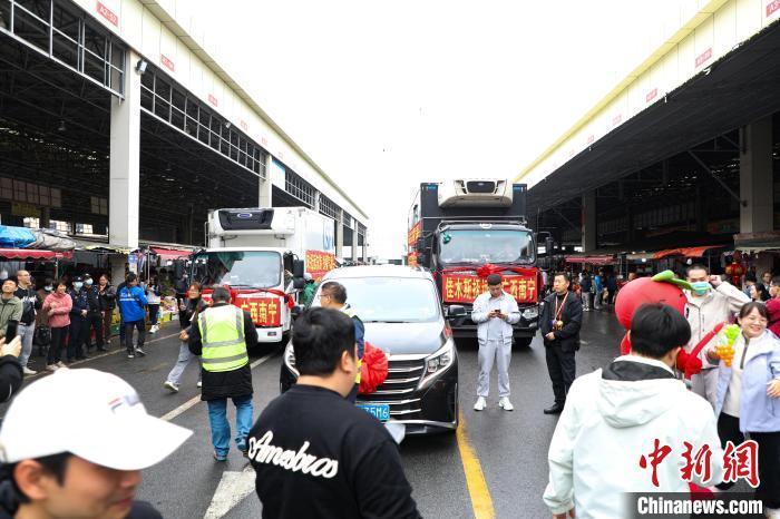 運(yùn)載蔓越莓車(chē)隊(duì)前，不少民眾正在圍觀打卡。 王偉臣 攝