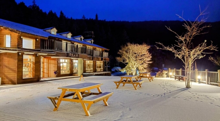 位在宜蘭縣內(nèi)的太平山森林游樂區(qū)23日凌晨開始下雪，園區(qū)翠峰山屋前一片雪白。圖片來源：臺灣“中央社”。