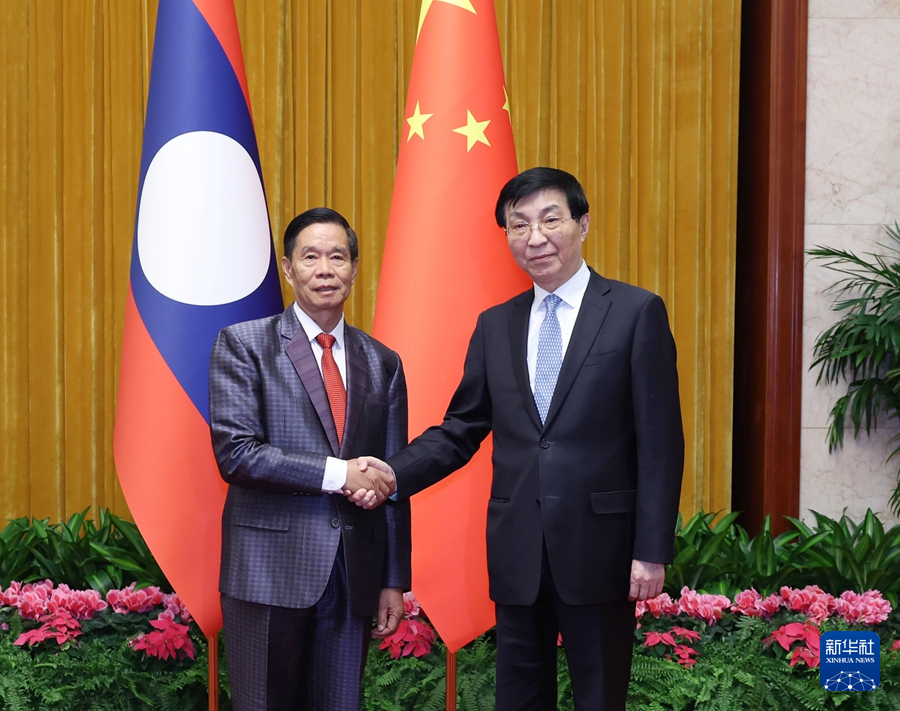 1月22日，中共中央政治局常委、全國(guó)政協(xié)主席王滬寧在北京會(huì)見(jiàn)老撾人民革命黨中央政治局委員、建國(guó)陣線中央委員會(huì)主席辛拉馮。新華社記者 王曄 攝
