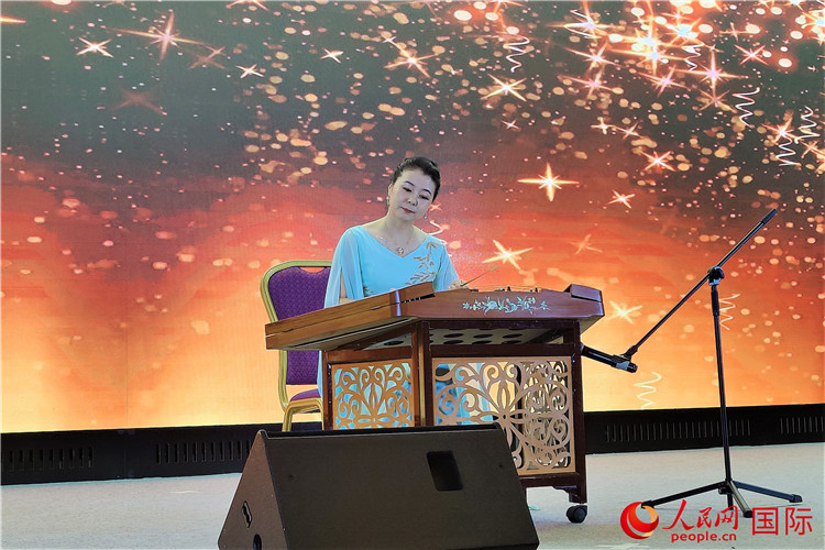 揚(yáng)琴演奏家劉艮演奏《夢(mèng)中的婚禮》。人民網(wǎng)記者 于宏建攝