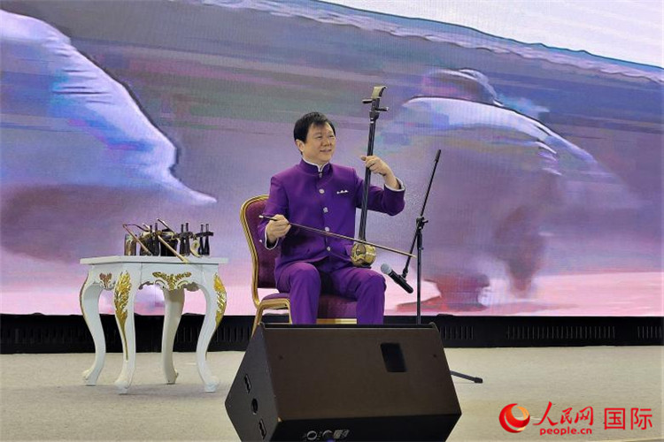 二胡演奏家、國家一級(jí)演員王之輝演奏《新春樂》。人民網(wǎng)記者 于宏建攝