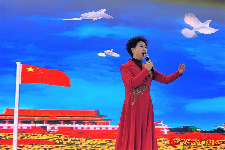 女高音歌唱家、國家一級(jí)演員江如虹演唱《我愛你中國》。人民網(wǎng)記者 于宏建攝