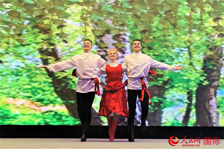 來自莫斯科州藝術(shù)學(xué)院舞蹈團(tuán)的演員表演舞蹈《三套車》。人民網(wǎng)記者 于宏建攝