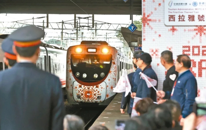 圖為彩繪列車“SIRAYA西拉雅號”。圖片來源：臺灣《聯(lián)合報》侯永全攝