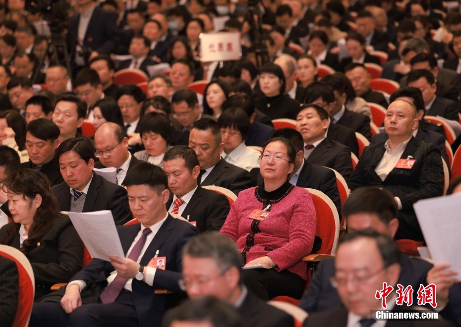 1月23日，安徽省第十四屆人民代表大會(huì)第二次會(huì)議在合肥開幕。圖為代表委員認(rèn)真聽取政府工作報(bào)告。