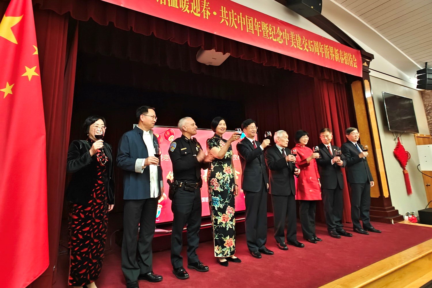 僑胞代表與駐舊金山總領(lǐng)館官員合影。主辦方供圖