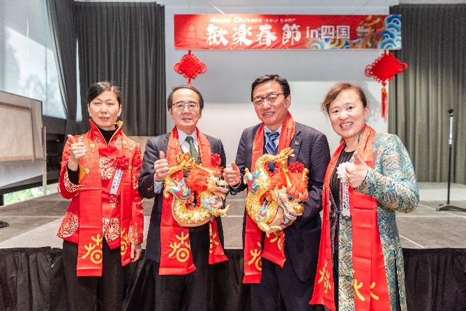 向池田知事、大西市長贈送“歡樂春節(jié)“吉祥龍。從左到右為魏有美副總領(lǐng)事、池田豊人知事、大西秀人市長、馬曉琛主任。中國駐大阪旅游辦事處供圖
