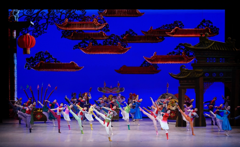 1月26日晚，中央芭蕾舞團(tuán)賀歲芭蕾舞劇《過年》作為開幕演出，亮相阿布扎比國際藝術(shù)節(jié)，圖為劇照。中央芭蕾舞團(tuán)供圖
