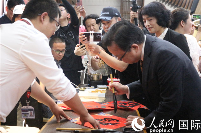中國駐菲律賓大使黃溪連出席活動并與留菲學(xué)子共迎新春。人民網(wǎng)記者樊帆 攝