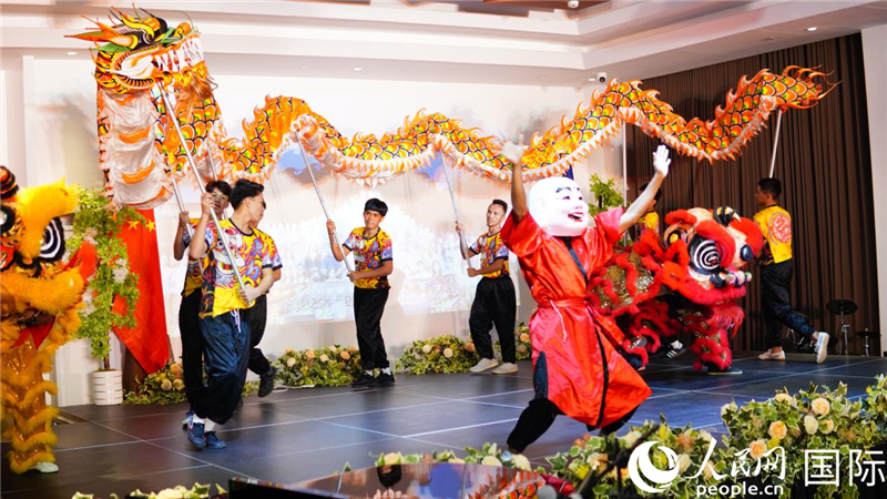 在菲留學(xué)生通過舞龍舞獅表演呈現(xiàn)中華優(yōu)秀傳統(tǒng)文化魅力。人民網(wǎng)記者樊帆 攝